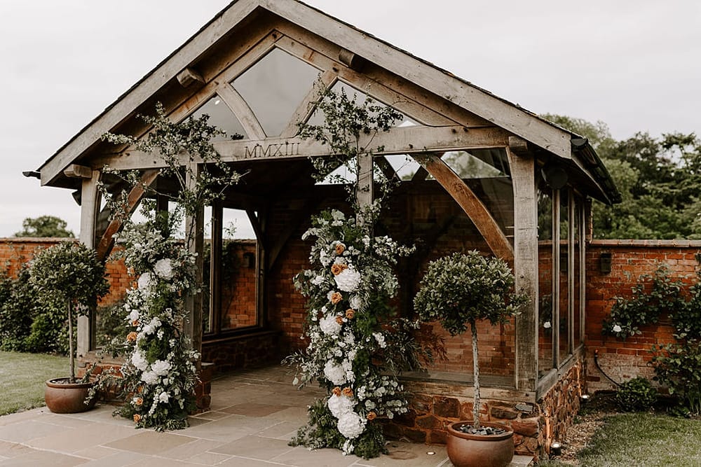Image by <a class="text-taupe-100" href="https://ohhsowild.com" target="_blank">Ohh So Wild</a> | Venue Upton Barn & Walled Garden.