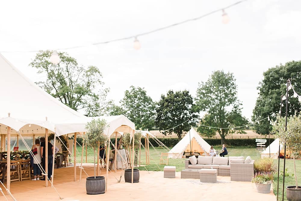 Image by <a class="text-p3" href="http://www.capturedbykatrina.co.uk" target="_blank">Captured by Katrina</a> with <a class="text-p3" href="https://cocoweddingvenues.co.uk/coco_listing/boutique-marquees/" target="_blank">Boutique Marquees</a>.