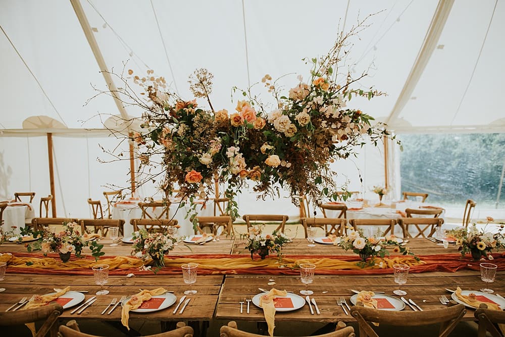 Image by <a class="text-p3" href="https://www.rosiekelly.co.uk" target="_blank">Rosie Kelly Photography</a> with <a class="text-p3" href="https://cocoweddingvenues.co.uk/coco_listing/boutique-marquees/" target="_blank">Boutique Marquees</a>.