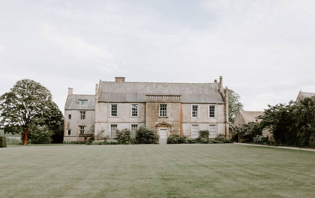 Image by <a class="text-p3" href="http://www.nicoladixonphotography.com" target="_blank">Nicola Dixon Photography</a> at <a class="text-p3" href="https://cocoweddingvenues.co.uk/coco_listing/mapperton-in-dorset/" target="_blank">Mapperton House & Gardens</a>.