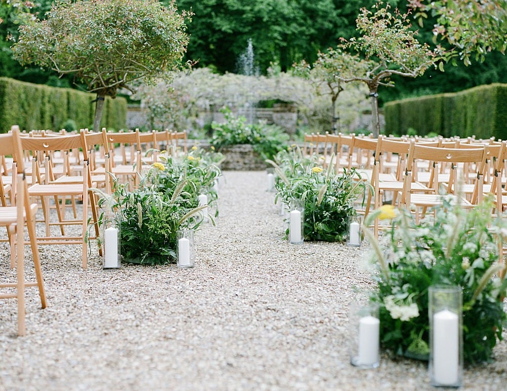 Image by <a class="text-p3" href="http://juliemichaelsen.com" target="_blank">Julie Michaelsen Photography</a> | Planning by <a class="text-p3" href="https://www.vanillaroseweddings.co.uk" target="_blank">Vanilla Rose Weddings</a>.