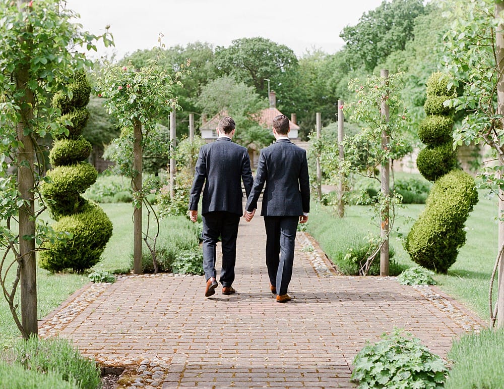 Image by <a class="text-p3" href="http://juliemichaelsen.com" target="_blank">Julie Michaelsen Photography</a> | Planning by <a class="text-p3" href="https://www.vanillaroseweddings.co.uk" target="_blank">Vanilla Rose Weddings</a>.