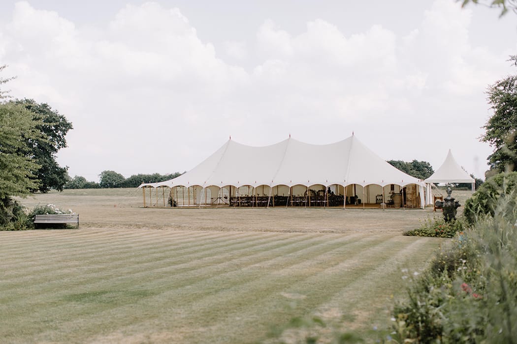 Image by <a class="text-p3" href="http://www.rebeccagoddardphotography.com" target="_blank">Rebecca Goddard Photography</a> | Planning <a class="text-p3" href="http://www.katrinaotterweddings.co.uk" target="_blank">Katrina Otter Weddings</a>.