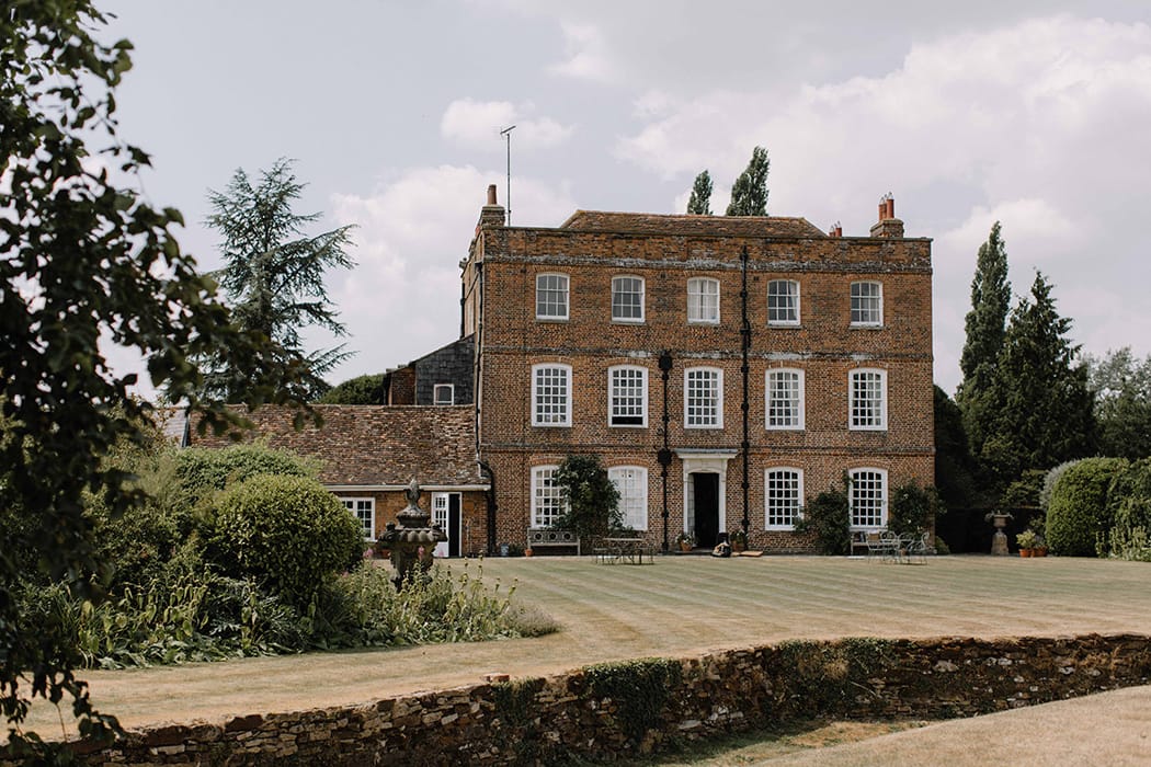 Image by <a class="text-p3" href="http://www.rebeccagoddardphotography.com" target="_blank">Rebecca Goddard Photography</a> | Planning <a class="text-p3" href="http://www.katrinaotterweddings.co.uk" target="_blank">Katrina Otter Weddings</a>.