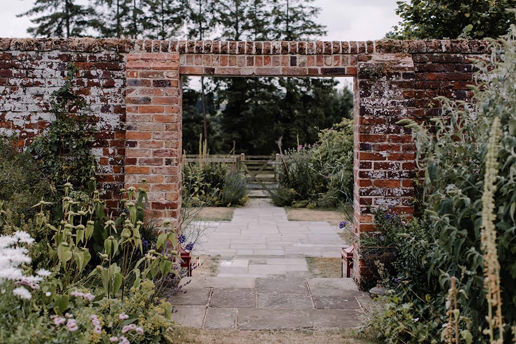 Image by <a class="text-p3" href="http://www.rebeccagoddardphotography.com" target="_blank">Rebecca Goddard Photography</a> | Planning <a class="text-p3" href="http://www.katrinaotterweddings.co.uk" target="_blank">Katrina Otter Weddings</a>.