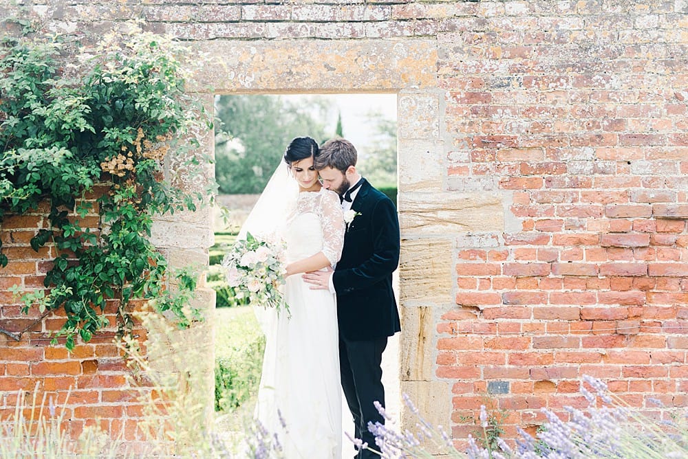 Image by <a class="text-p3" href="http://www.emmapilkingtonweddings.co.uk" target="_blank">Emma Pilkington</a>.