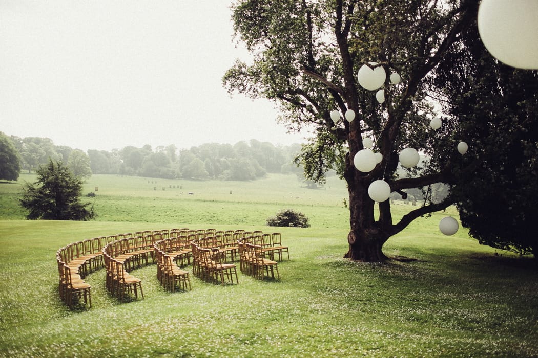 Image by <a class="text-p3" href="http://flowertoss.com" target="_blank">Flowertoss Weddings</a>.