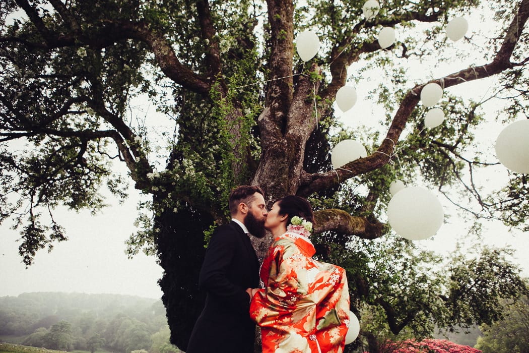 Image by <a class="text-p3" href="http://flowertoss.com" target="_blank">Flowertoss Weddings</a>.