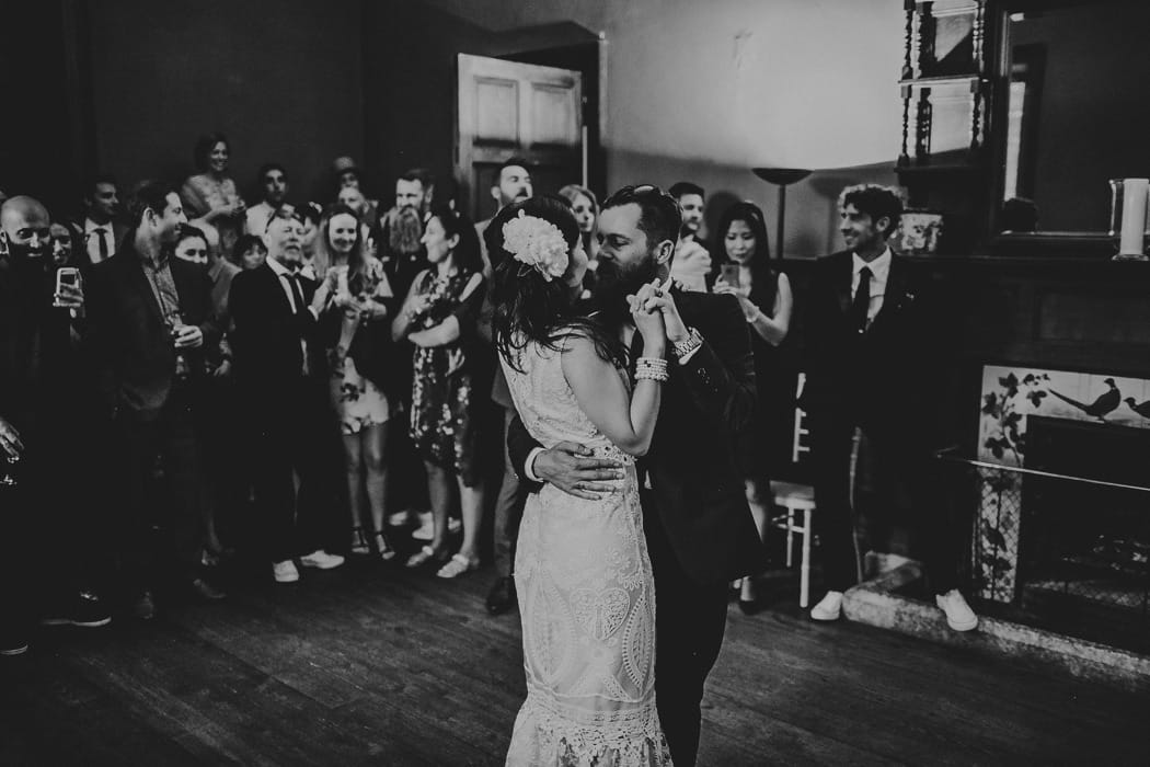 Image by <a class="text-p3" href="http://flowertoss.com" target="_blank">Flowertoss Weddings</a>.