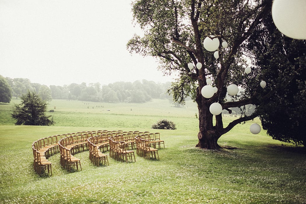 Image by <a class="text-p3" href="http://flowertoss.com" target="_blank">Flowertoss Weddings</a>.