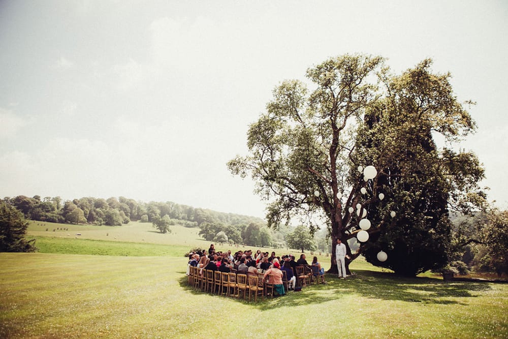 Image by <a class="text-p3" href="http://flowertoss.com" target="_blank">Flowertoss Weddings</a>.