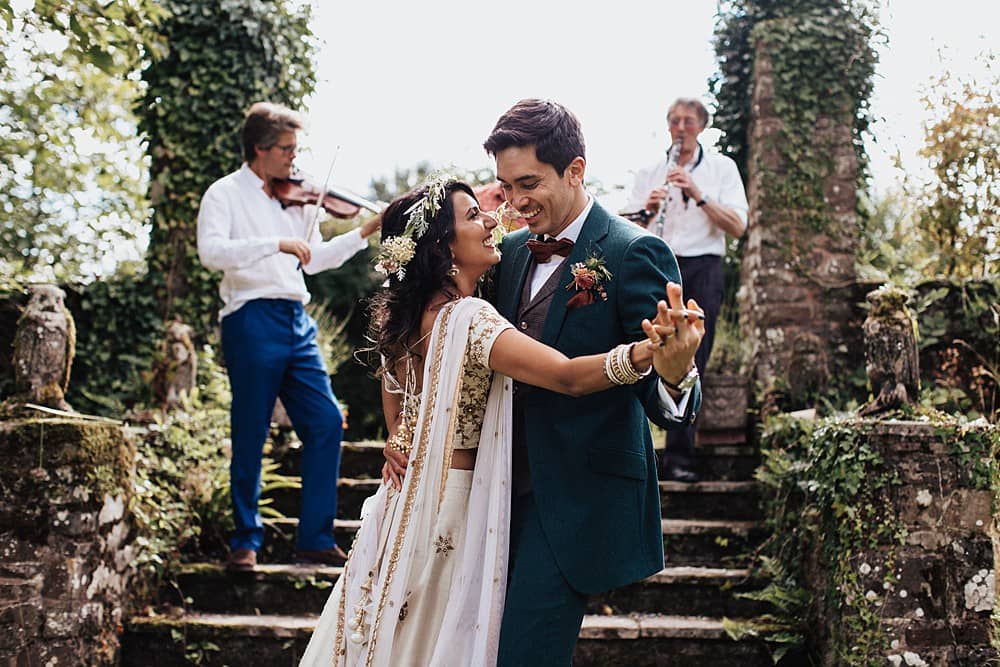 Image by <a class="text-p3" href="https://www.emma-barrow.com" target="_blank">Emma Barrow</a> at <a class="text-p3" href="https://cocoweddingvenues.co.uk/coco_listing/hayne-devon/" target="_blank">Hayne Devon</a>.