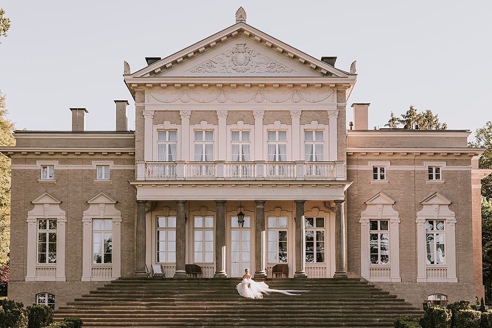Image by <a class="text-p3" href="https://fotosobotka.pl" target="_blank">Natalia Sobotka Photography</a> at <a class="text-p3" href="https://cocoweddingvenues.co.uk/coco_listing/manowce-palace/" target="_blank">Manowce Palace</a>.