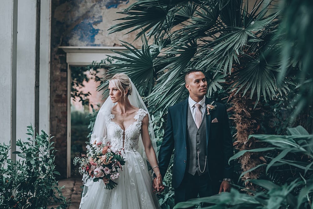 Image by <a class="text-p3" href="http://www.csweddingphotographer.com" target="_blank">Chris Snowden Photography</a>.