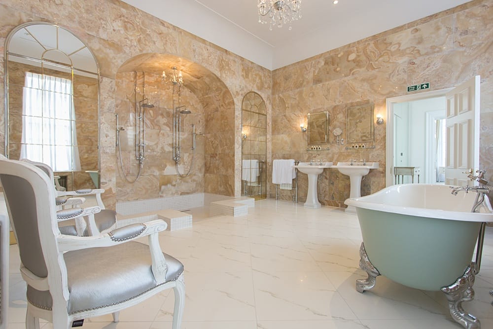 Image courtesy of <a class="text-p3" href="http://cocoweddingvenues.co.uk/coco_listing/hedsor-house/" target="_blank">Hedsor House</a>.