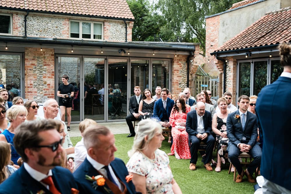 Image by <a class="text-p3" href="https://lisaandneil.co.uk" target="_blank">Lisa & Neil Wedding Photography</a>.