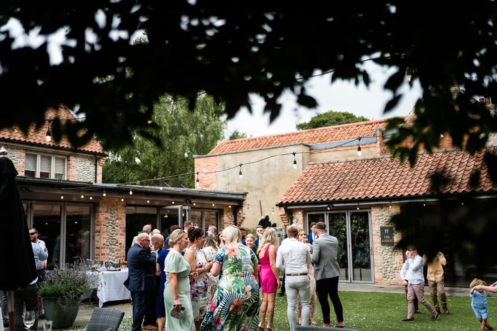 Image by <a class="text-p3" href="https://lisaandneil.co.uk" target="_blank">Lisa & Neil Wedding Photography</a>.