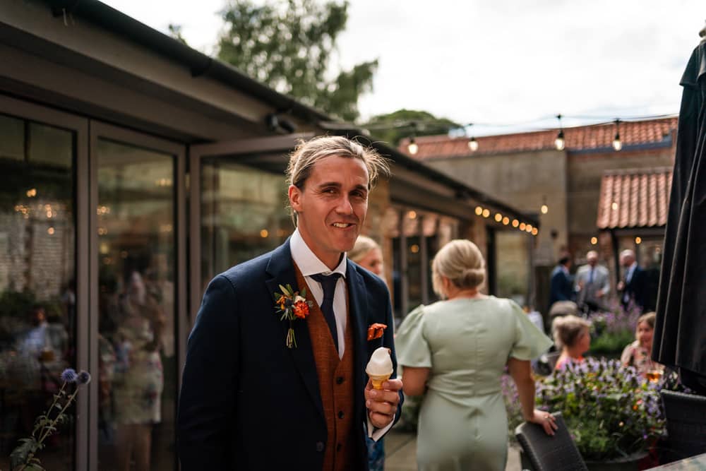 Image by <a class="text-p3" href="https://lisaandneil.co.uk" target="_blank">Lisa & Neil Wedding Photography</a>.