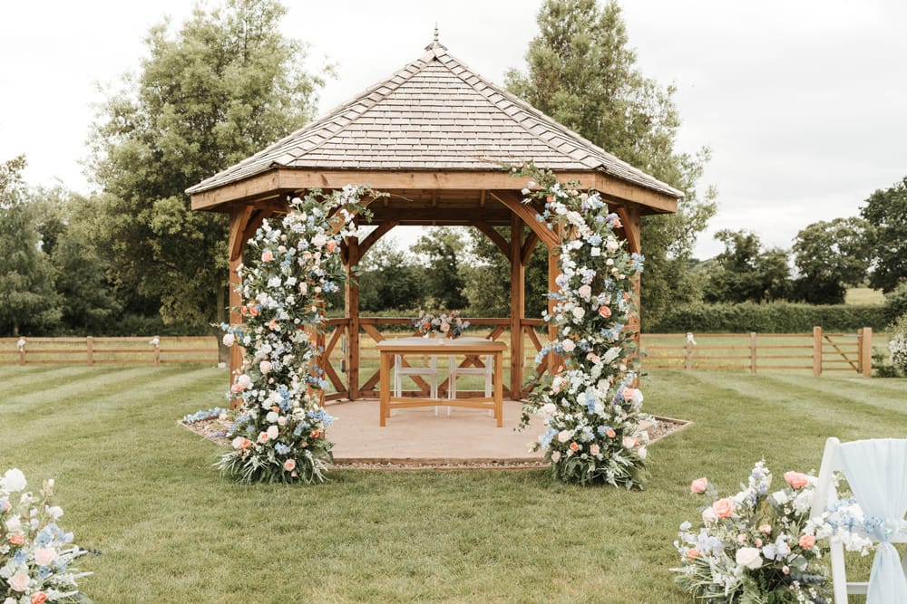 Image by <a class="text-p3" href="https://www.photographybyamielouise.com" target="_blank">Photography by Amie Louise</a>.