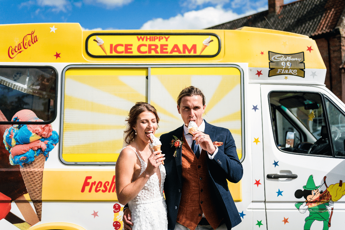 Image by <a class="text-p3" href="https://lisaandneil.co.uk" target="_blank">Lisa & Neil Wedding Photography</a>.