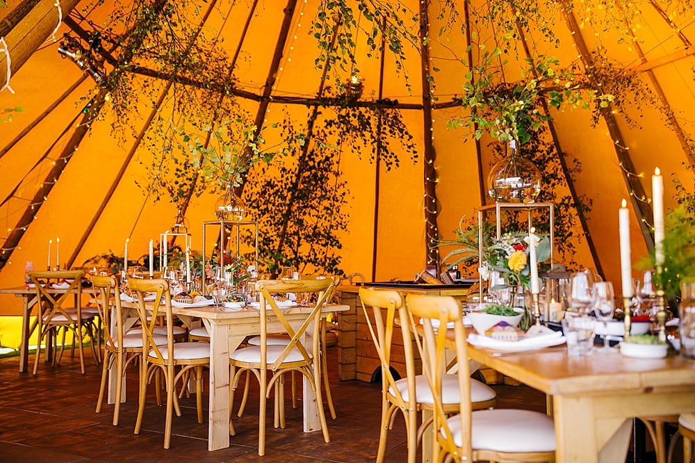 Image by <a class="text-p3" href="http://www.nickrutterphotography.co.uk" target="_blank">Nick Rutter Photography</a> | Tent Supplier <a class="text-p3" href="https://cocoweddingvenues.co.uk/coco_listing/coastal-tents/" target="_blank">Coastal Tents</a>.