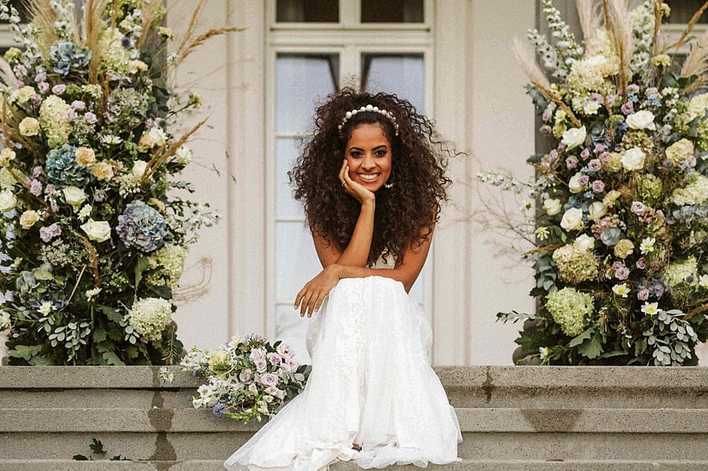 Image by <a class="text-p3" href="http://www.olagruszka.pl" target="_blank">Ola Gruszka</a> at <a class="text-p3" href="https://cocoweddingvenues.co.uk/coco_listing/manowce-palace/" target="_blank">Manowce Palace</a>.