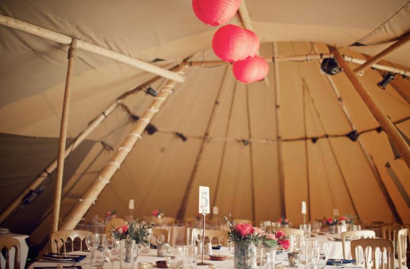 Image by <a class="text-p3" href="http://www.weddingsvintage.com" target="_blank">Weddings Vintage</a>.