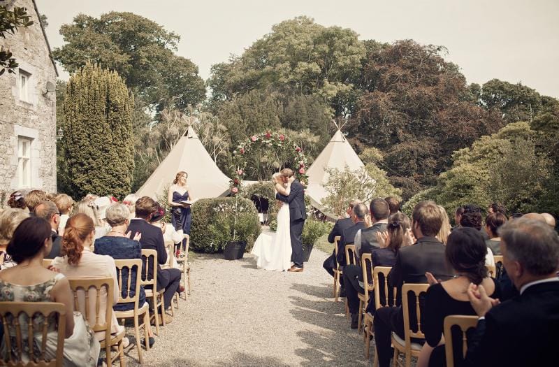 Image by <a class="text-p3" href="http://www.weddingsvintage.com" target="_blank">Weddings Vintage</a>.