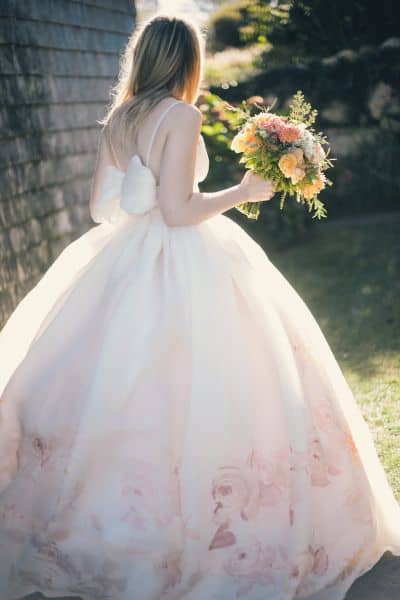 Image by <a class="text-p3" href="http://www.katieslaterphotography.com" target="_blank">Katie Slater Photography</a> via <a class="text-p3" href="http://www.stylemepretty.com" target="_blank">Style Me Pretty</a>.