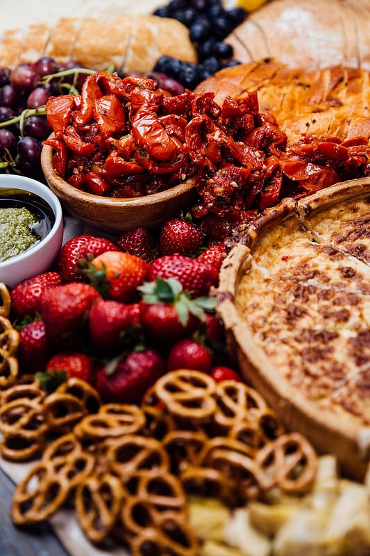 Image by <a class="text-p3" href="http://www.leannejade.com" target="_blank">Leanne Jade Photography</a> | Luxe Grazing by <a class="text-p3" href="https://www.grapeandfig.com" target="_blank">Grape & Fig</a>.