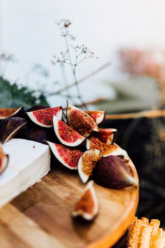 Image by <a class="text-p3" href="http://www.leannejade.com" target="_blank">Leanne Jade Photography</a> | Luxe Grazing by <a class="text-p3" href="https://www.grapeandfig.com" target="_blank">Grape & Fig</a>.