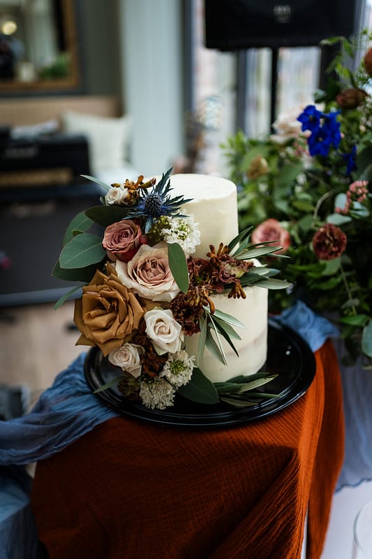 Image by <a class="text-p3" href="https://lisaandneil.co.uk" target="_blank">Lisa & Neil Wedding Photography</a>.