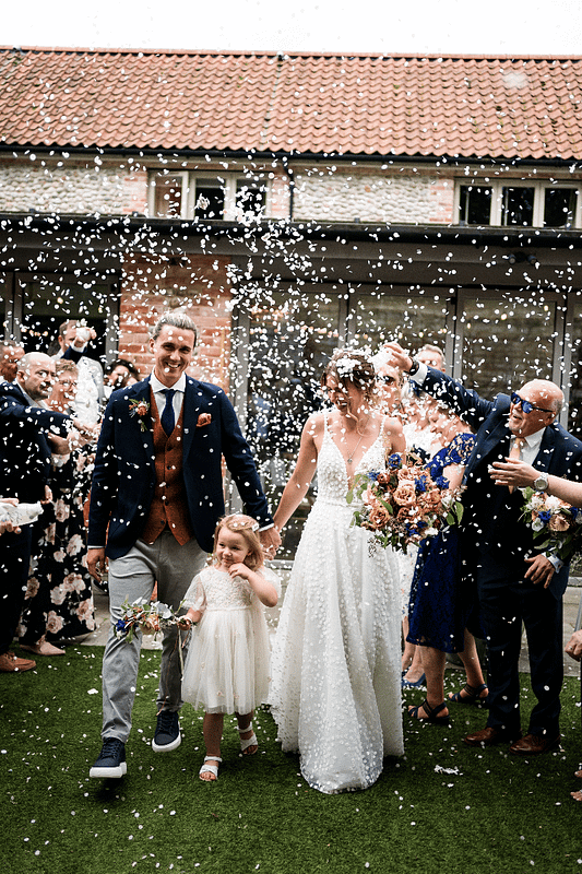 Image by <a class="text-p3" href="https://lisaandneil.co.uk" target="_blank">Lisa & Neil Wedding Photography</a>.