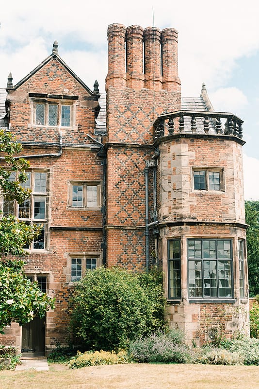 Image by <a class="text-p3" href="http://www.emmapilkingtonweddings.co.uk" target="_blank">Emma Pilkington</a>.