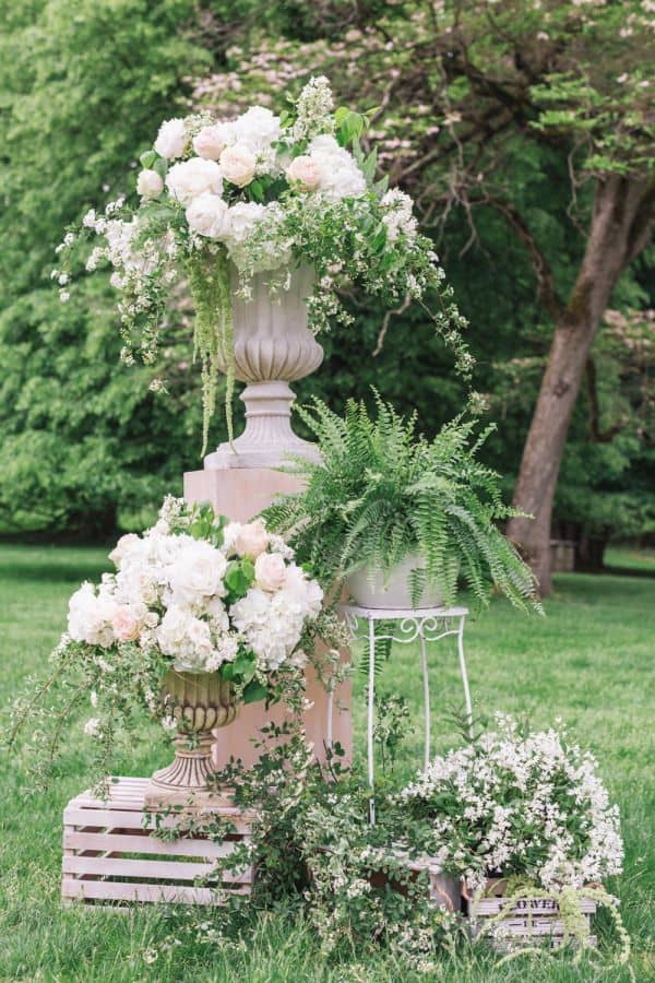 Image by <a class="text-p3" href="http://www.cyrience.com" target="_blank">Cyrience</a> via <a class="text-p3" href="http://www.stylemepretty.com" target="_blank">Style Me Pretty</a>.