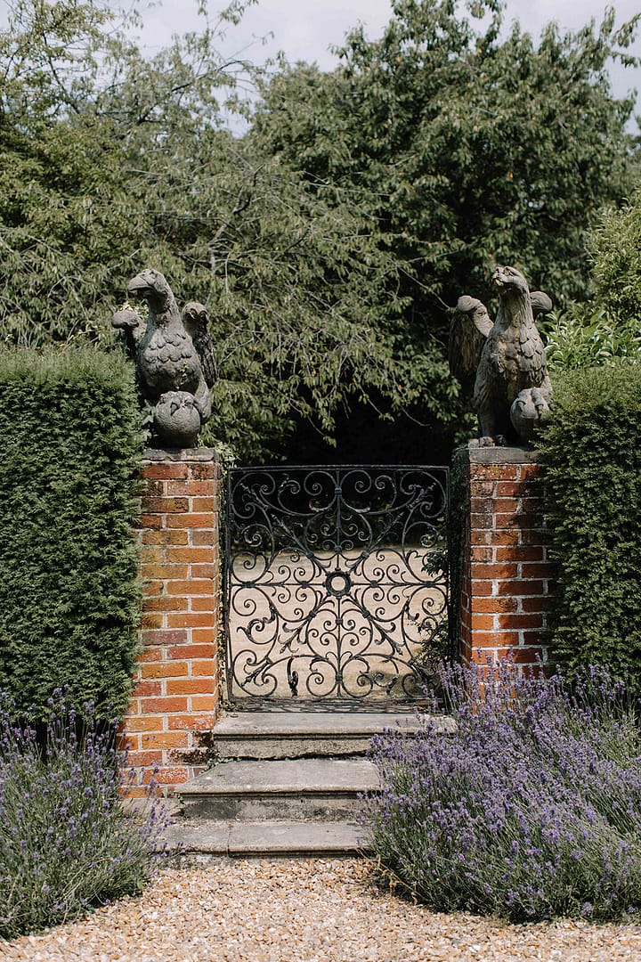 Image by <a class="text-p3" href="http://www.rebeccagoddardphotography.com" target="_blank">Rebecca Goddard Photography</a> | Planning <a class="text-p3" href="http://www.katrinaotterweddings.co.uk" target="_blank">Katrina Otter Weddings</a>.