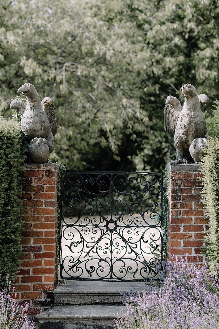 Image by <a class="text-p3" href="http://www.rebeccagoddardphotography.com" target="_blank">Rebecca Goddard Photography</a> | Planning by <a class="text-p3" href="http://www.katrinaotterweddings.co.uk" target="_blank">Katrina Otter Weddings</a>.