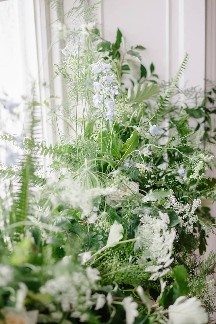 Image by <a class="text-p3" href="https://www.clairegraham.co" target="_blank">Claire Graham Photography</a> | Flowers by <a class="text-p3" href="https://www.blueskyflowers.co.uk" target="_blank">Blue Sky Flowers</a>.