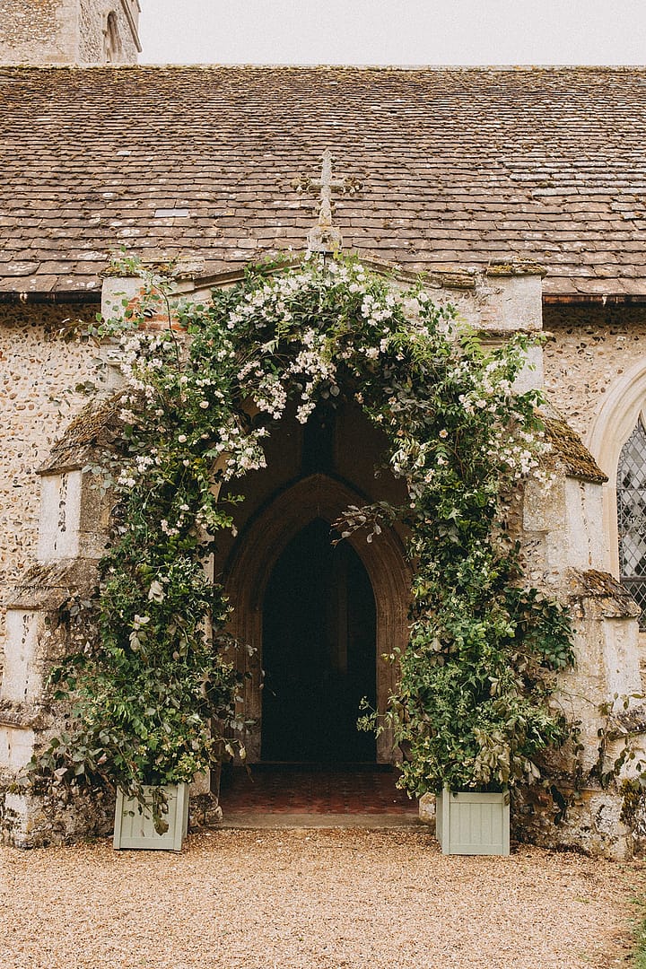Image by <a class="text-p3" href="http://alipaul.com" target="_blank">Ali Paul Photography</a> | Flowers by <a class="text-p3" href="https://www.mossandstone.co.uk" target="_blank">Moss & Stone Floral Design</a>.