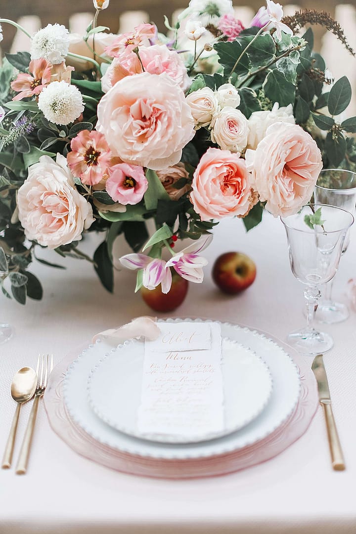 Image by <a class="text-p3" href="https://www.charlottewisephotography.co.uk" target="_blank">Charlotte Wise Fine Art Photography</a> | Flowers by <a class="text-p3" href="https://www.bloominghaus.com" target="_blank">Blooming Haus</a>.
