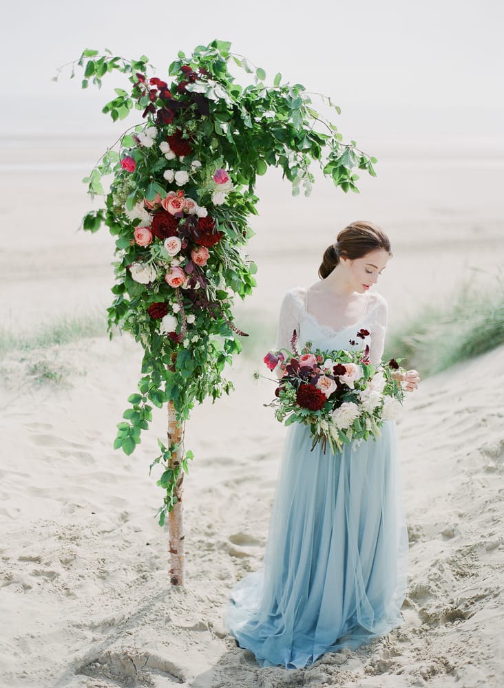Image by <a class="text-p3" href="http://juliemichaelsen.com" target="_blank">Julie Michaelsen Photography</a> | Flowers by <a class="text-p3" href="https://www.blueskyflowers.co.uk" target="_blank">Blue Sky Flowers</a>.