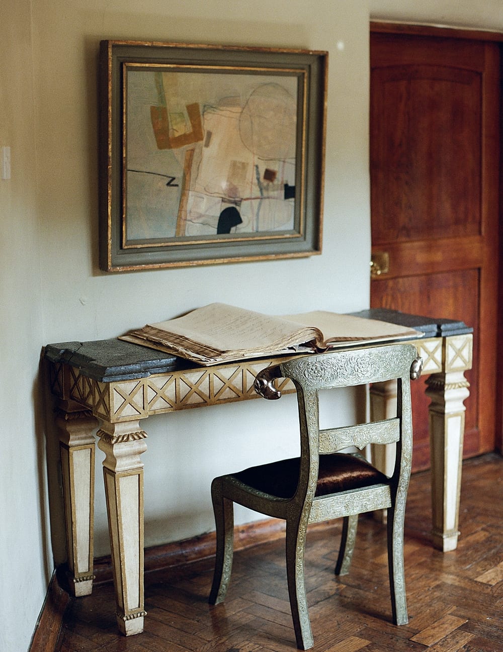 Image by <a class="text-p3" href="http://juliemichaelsen.com" target="_blank">Julie Michaelsen Photography</a> | Planning by <a class="text-p3" href="https://www.vanillaroseweddings.co.uk" target="_blank">Vanilla Rose Weddings</a>.