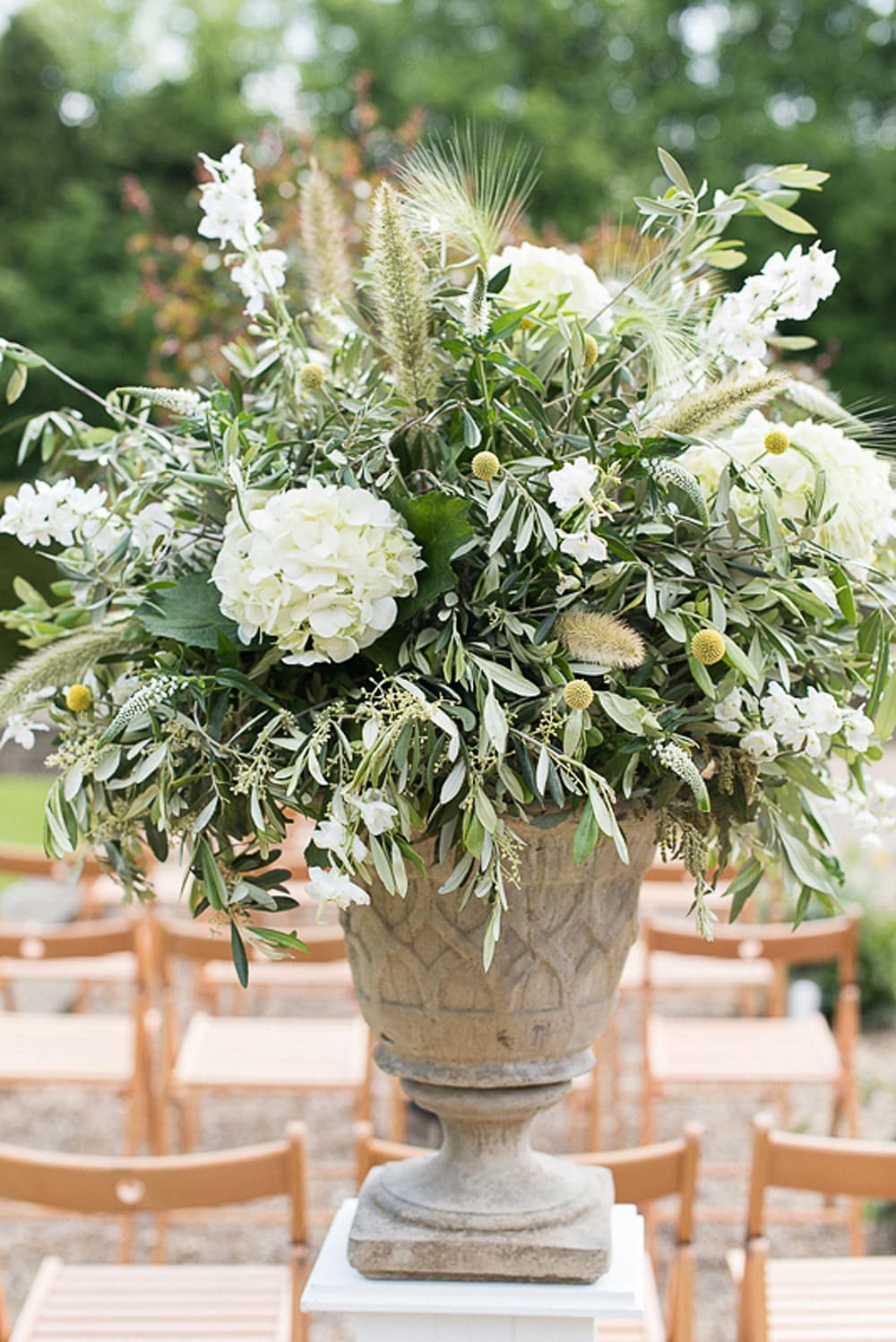 Image by <a class="text-p3" href="http://juliemichaelsen.com" target="_blank">Julie Michaelsen Photography</a> | Planning by <a class="text-p3" href="https://www.vanillaroseweddings.co.uk" target="_blank">Vanilla Rose Weddings</a>.