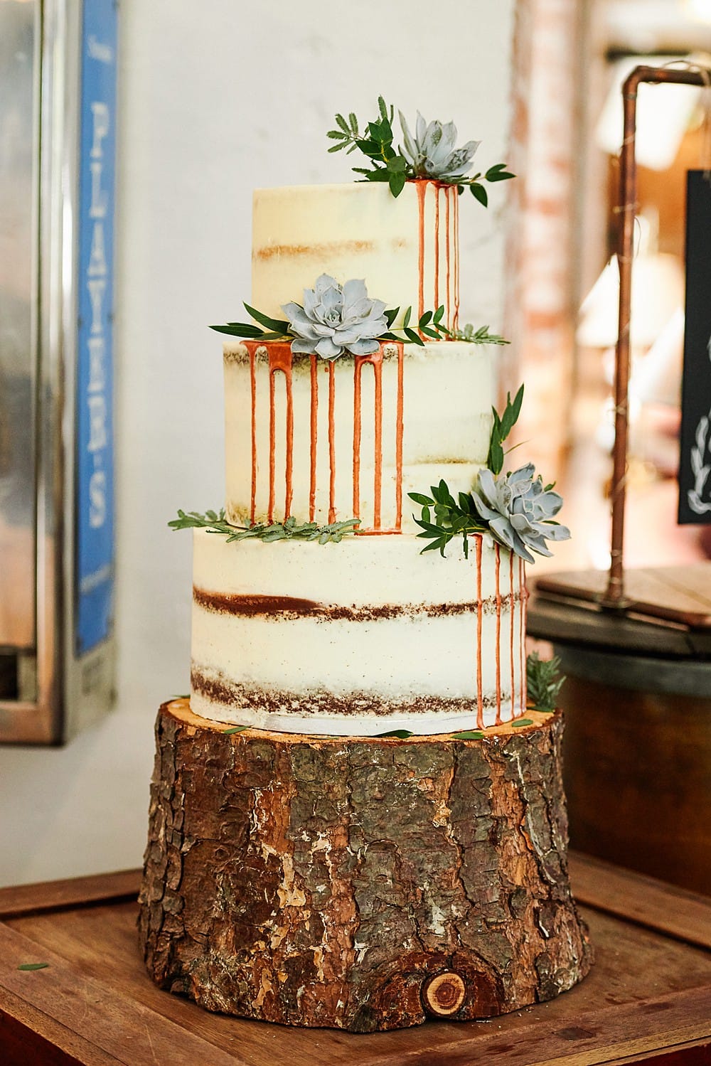 Image by <a class="text-p3" href="https://weddingsbysallyrose.com" target="_blank">Weddings by Sally Rose</a>.