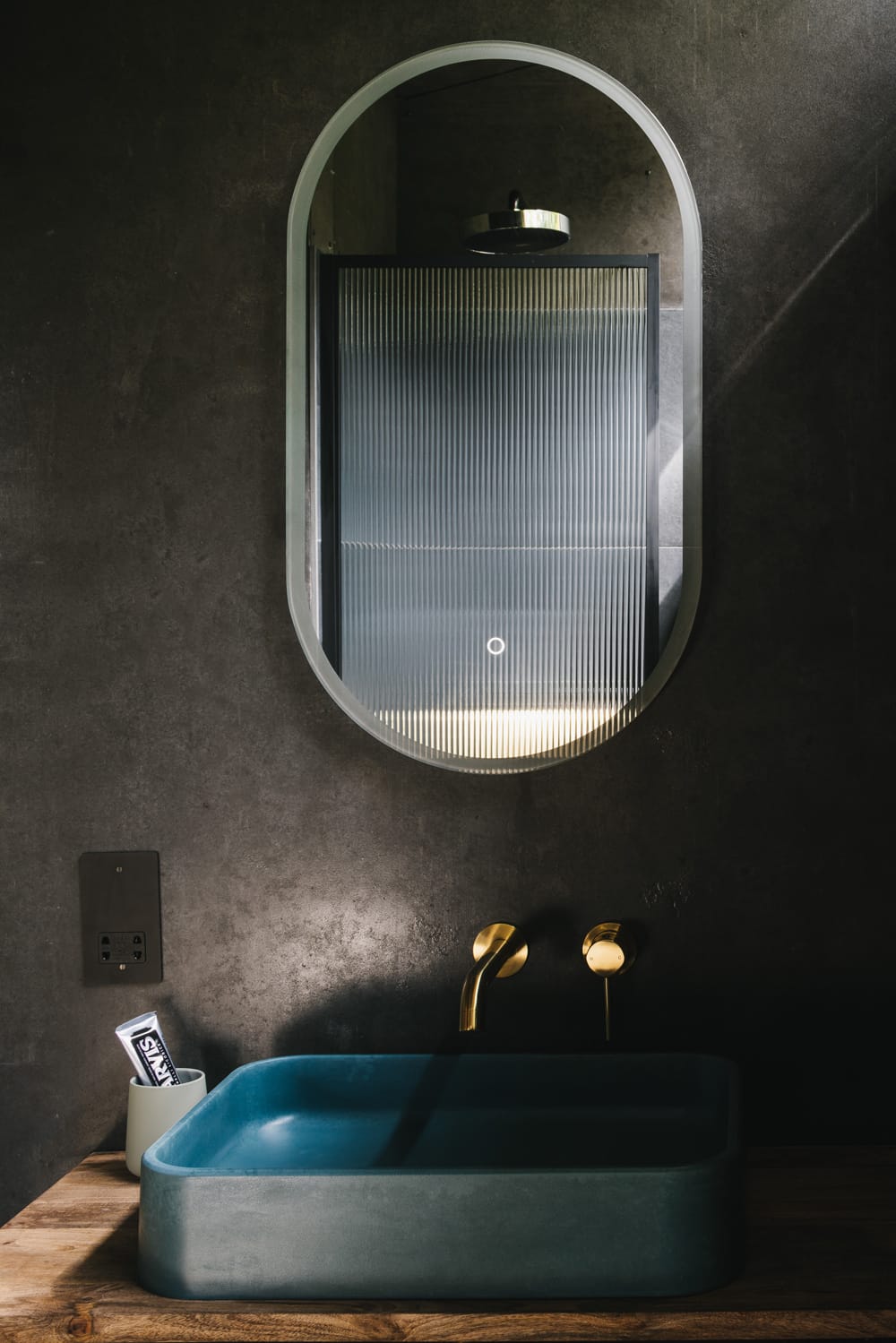 Image by <a class="text-p3" href="http://brettcharlesphotography.co.uk" target="_blank">Brett Charles Photography</a>.