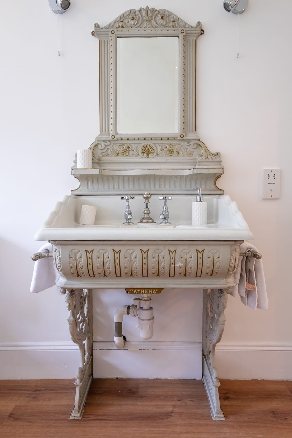 Image by <a class="text-p3" href="https://www.mogiguere.com" target="_blank">Mo Giguere Photography</a>.