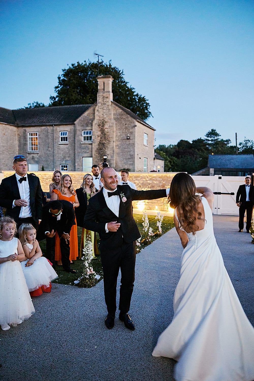 Image by <a class="text-p3" href="https://www.dearvincent.com" target="_blank">Dear Vincent</a>.