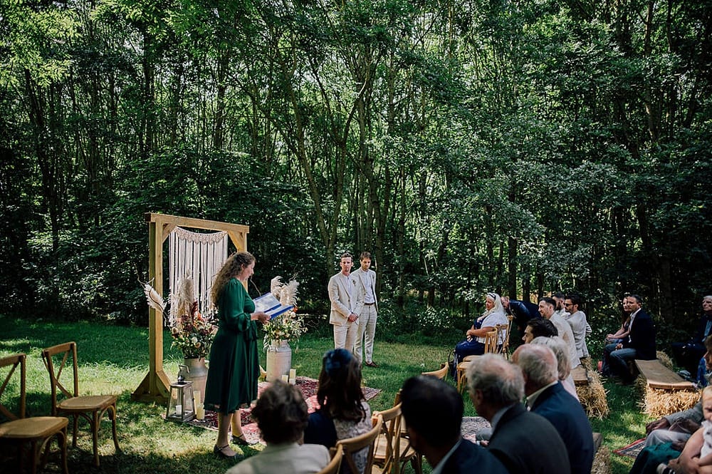 Image by <a class="text-p3" href="http://www.dearestlove.co.uk" target="_blank">Dearest Love Photography</a>.