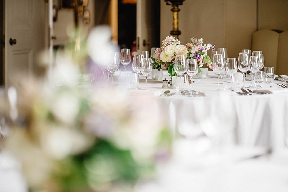 Image by <a class="text-p3" href="http://london-weddingphotographer.com" target="_blank">Voyteck Photography</a> | Flowers by <a class="text-p3" href="https://www.bloominghaus.com" target="_blank">Blooming Haus</a>.