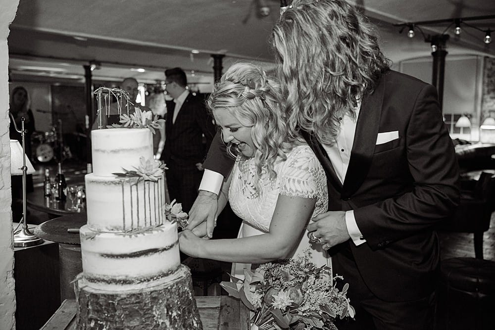 Image by <a class="text-p3" href="https://weddingsbysallyrose.com" target="_blank">Weddings by Sally Rose</a>.